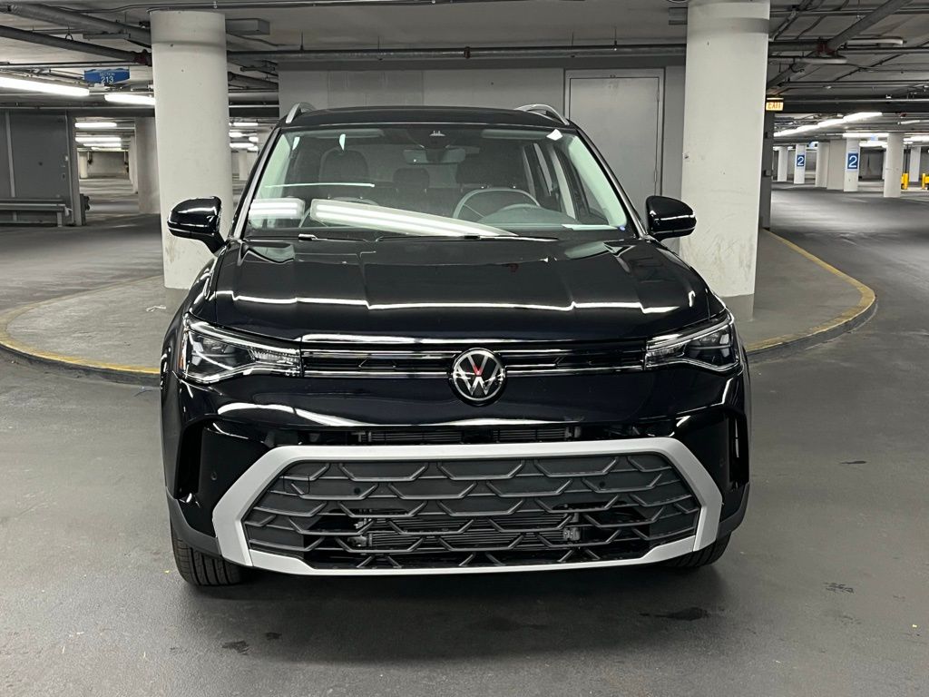 2025 Volkswagen Taos SE Image 3 of 40