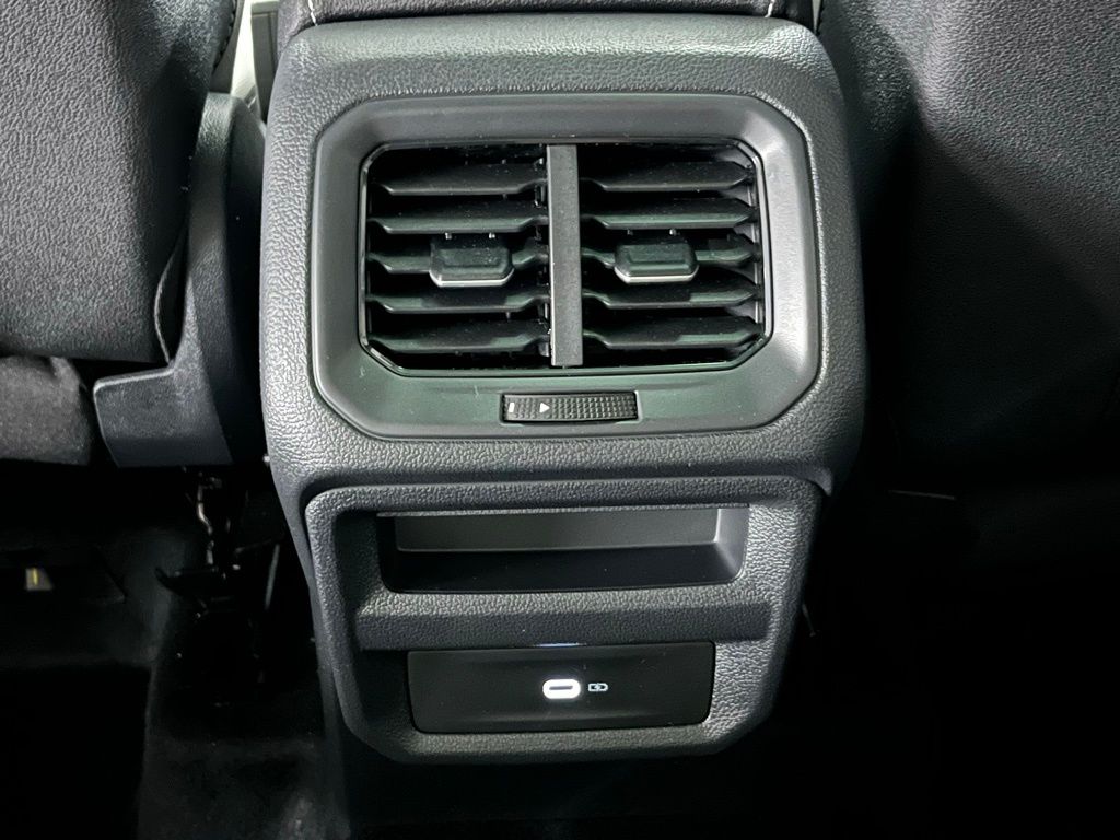 2025 Volkswagen Taos SE Image 24 of 40