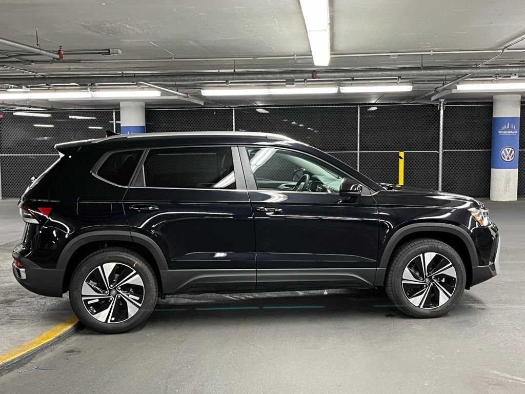 2025 Volkswagen Taos SE Image 6 of 40