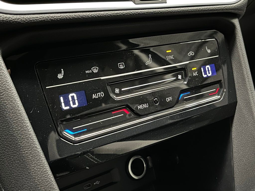 2025 Volkswagen Taos SE Image 39 of 40