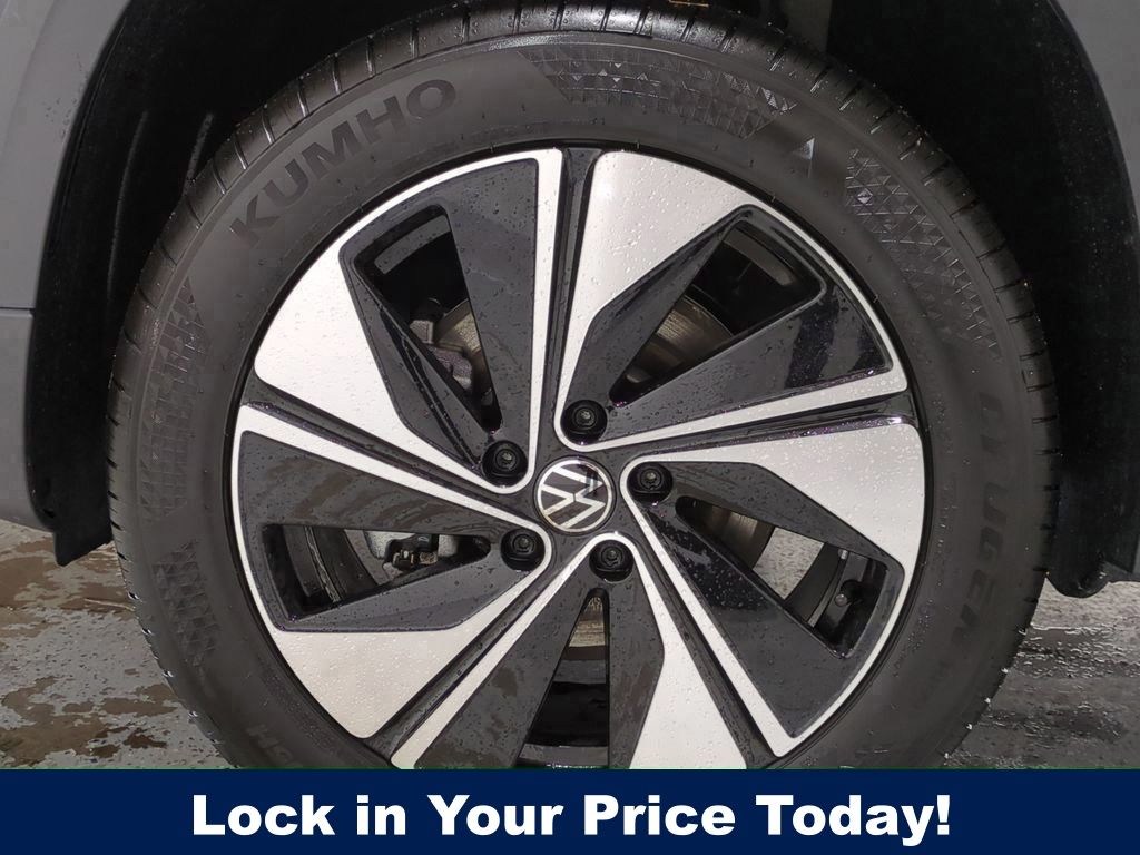 Vehicle image 22 of 24