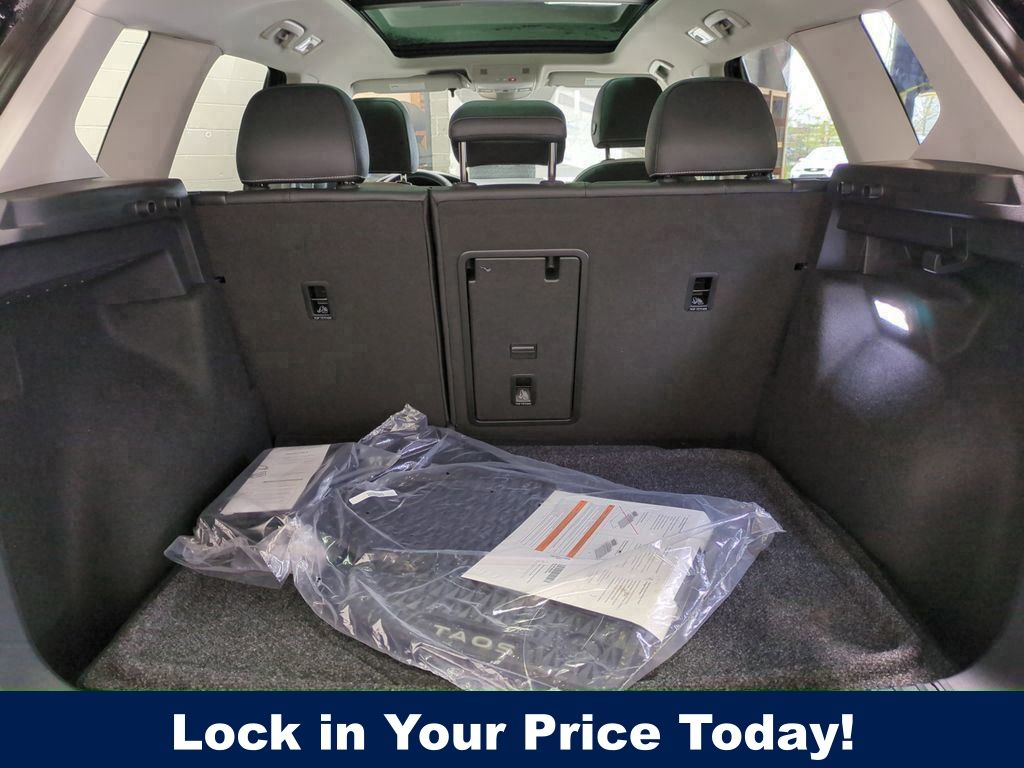 Vehicle image 21 of 24