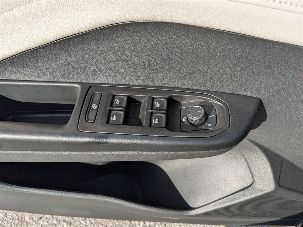 Vehicle image 26 of 32