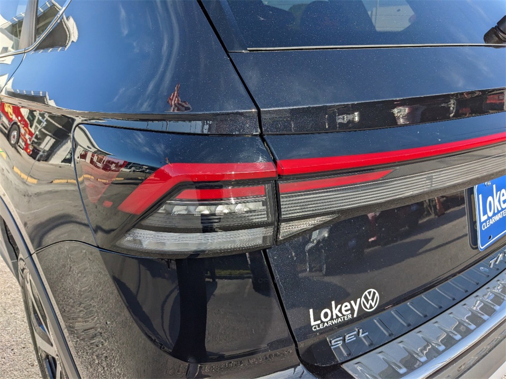 Vehicle image 10 of 32