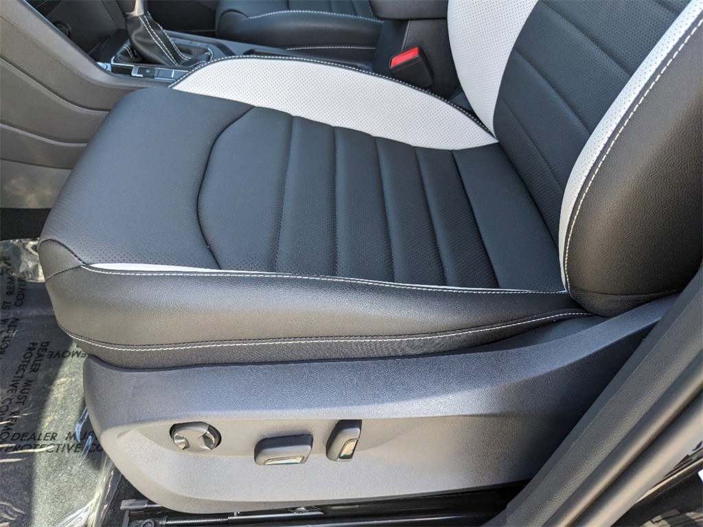 Vehicle image 24 of 32