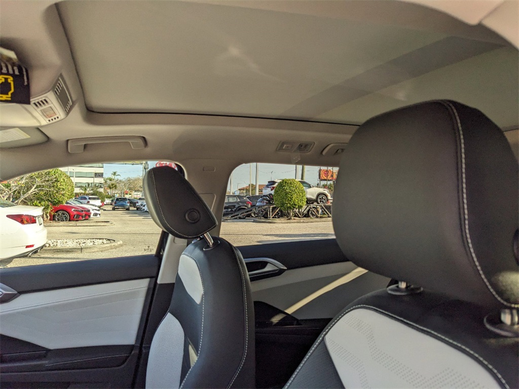 Vehicle image 25 of 32