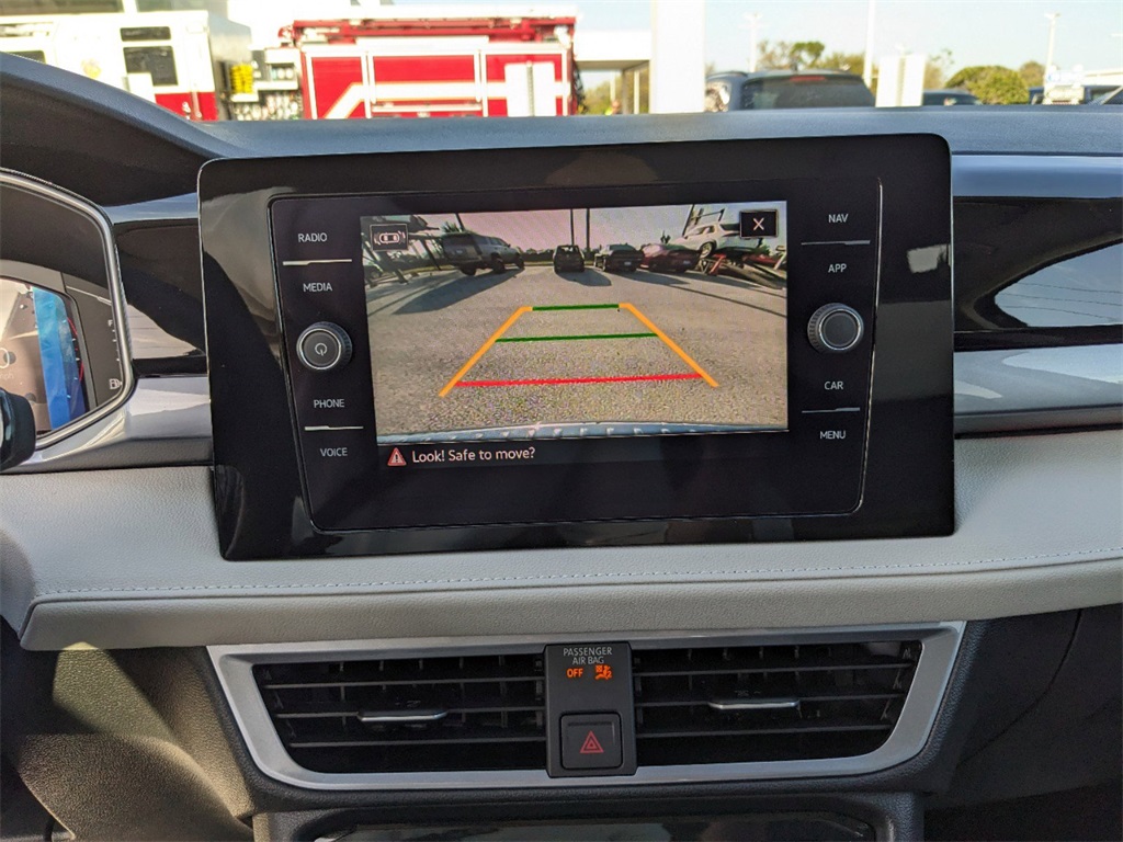 Vehicle image 18 of 32