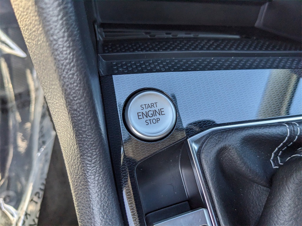 Vehicle image 22 of 32