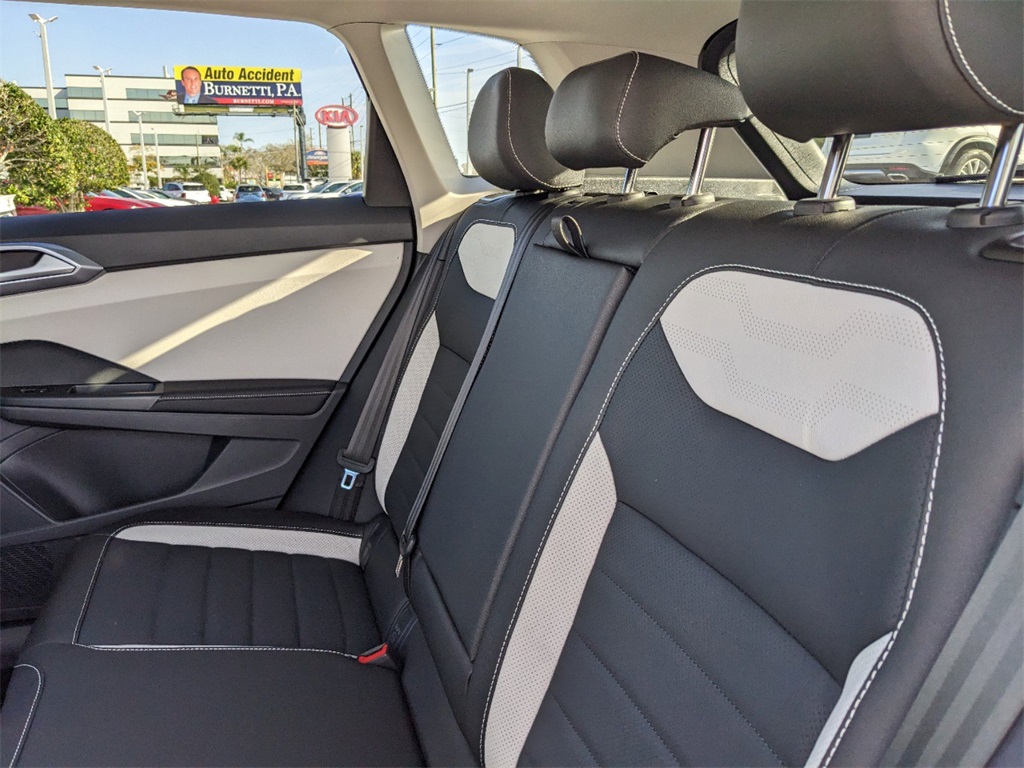 Vehicle image 11 of 32
