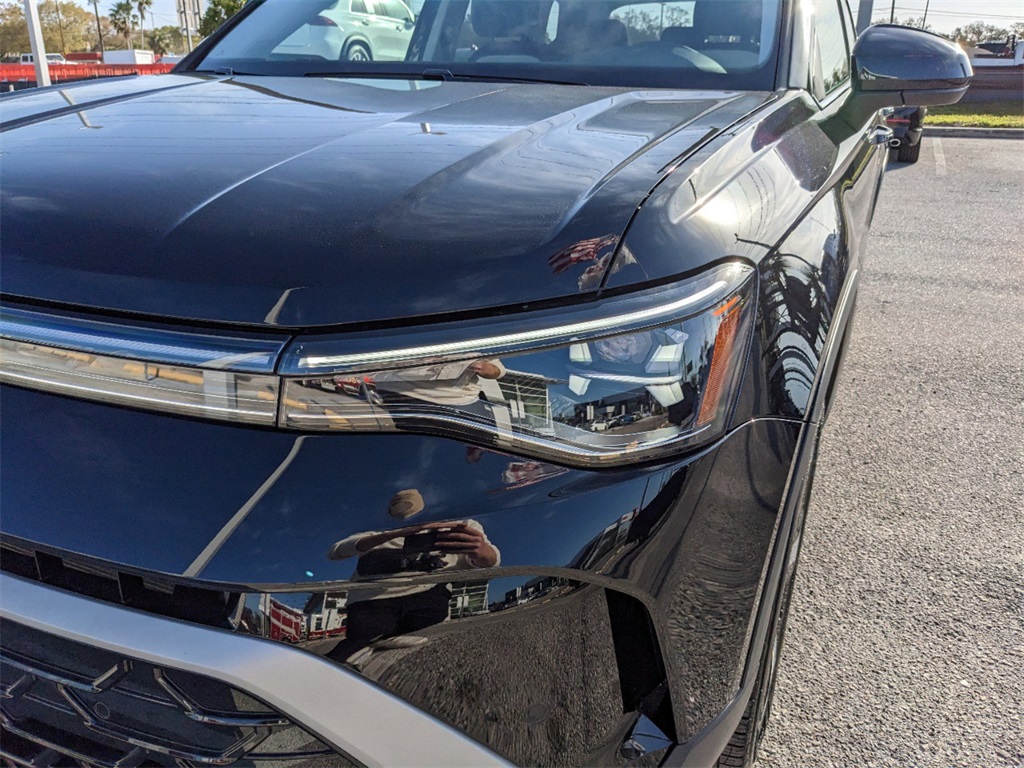 Vehicle image 23 of 32