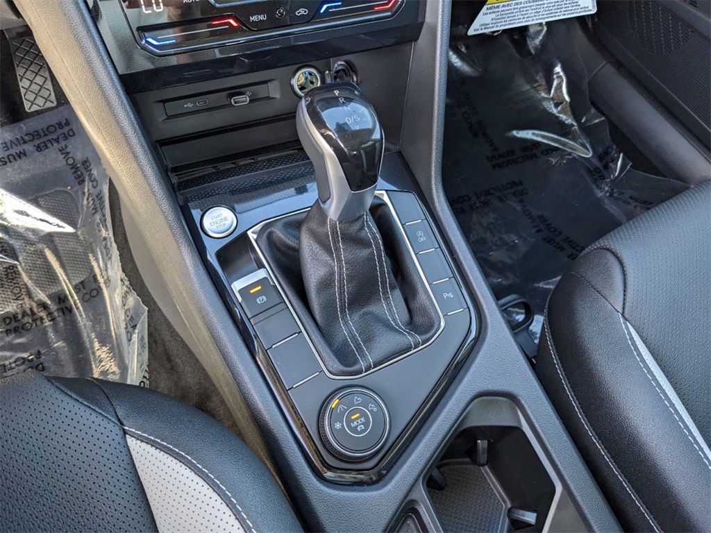 Vehicle image 21 of 32