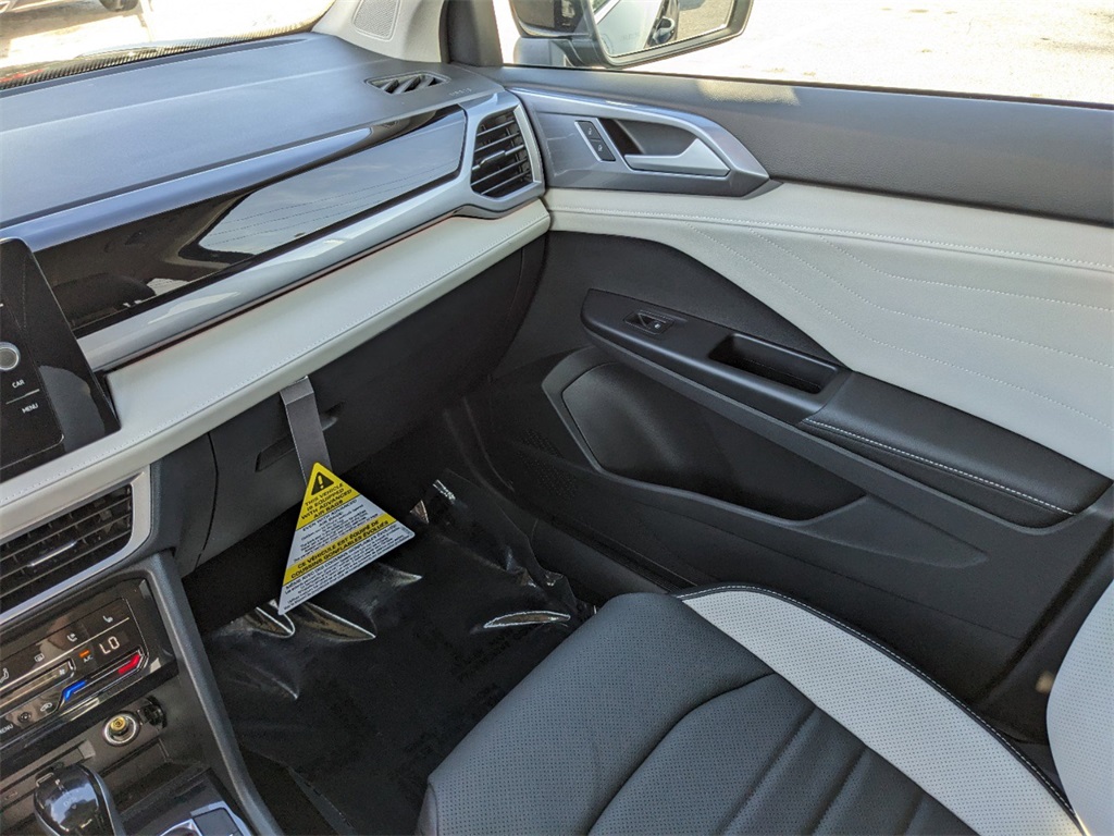 Vehicle image 30 of 32