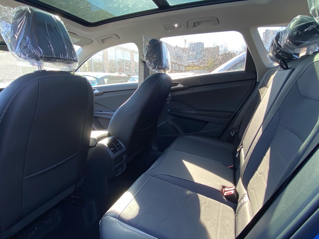 Vehicle image 11 of 12
