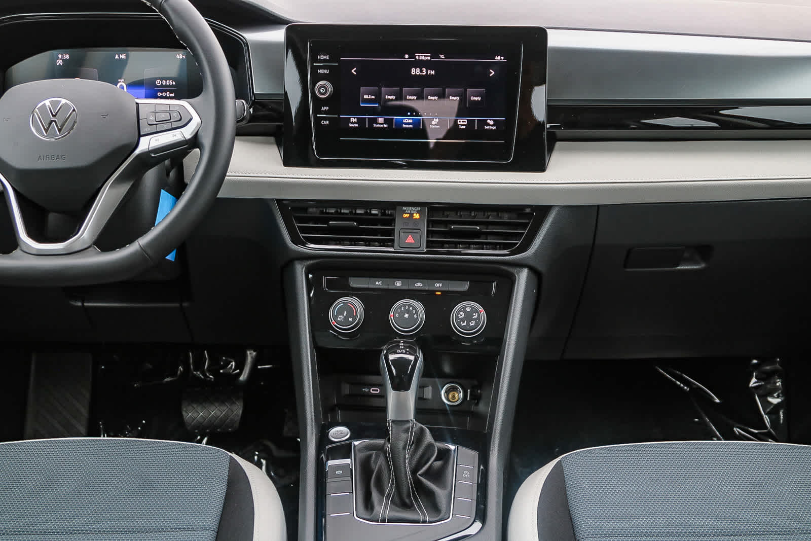 Vehicle image 15 of 27