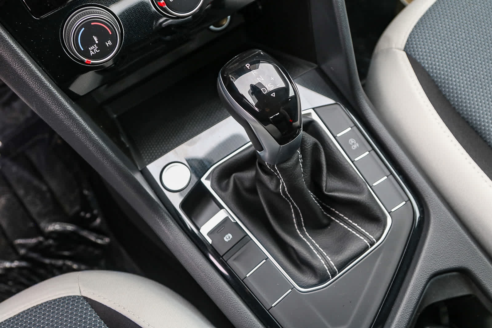 Vehicle image 21 of 27