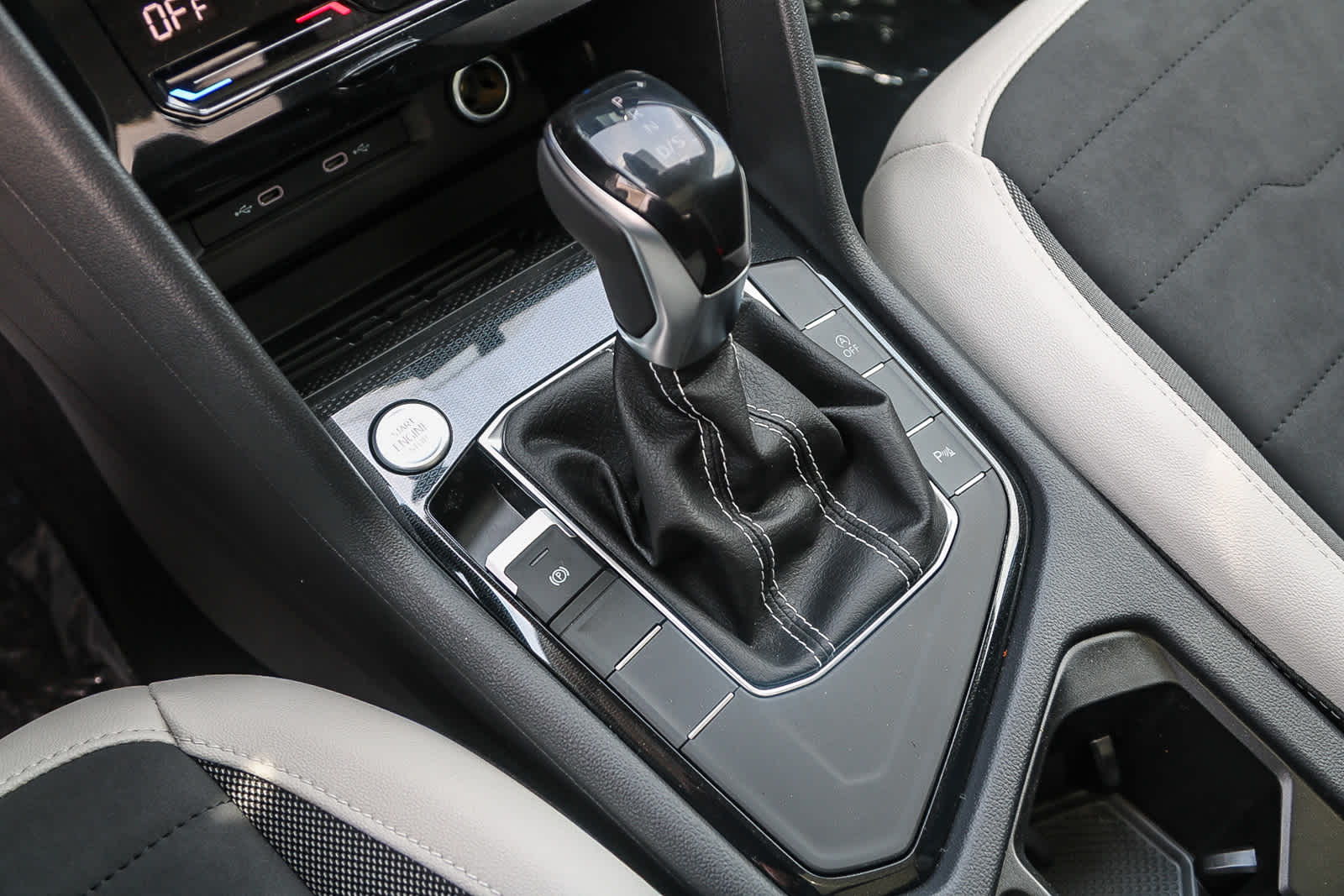 Vehicle image 25 of 40