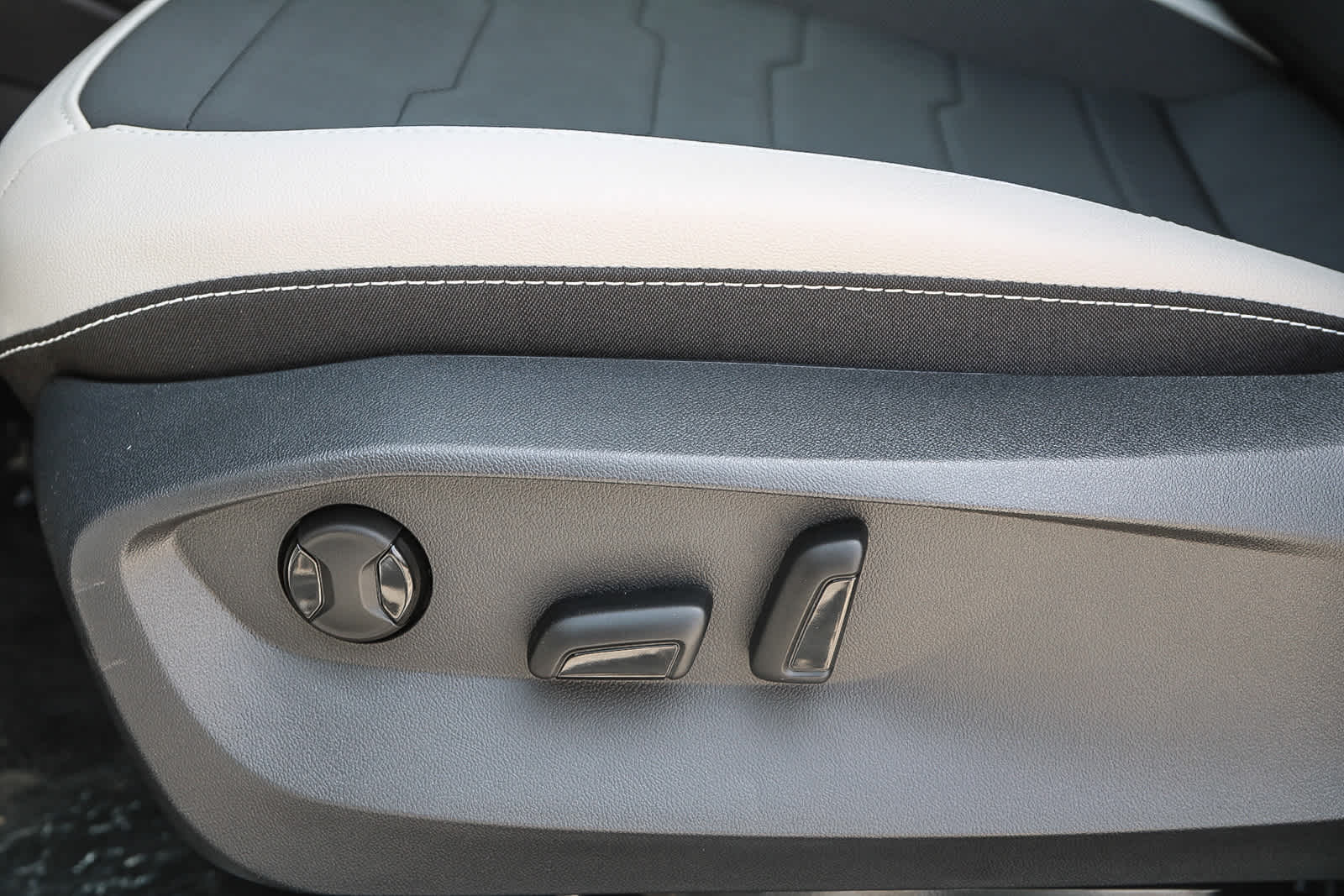 Vehicle image 29 of 40