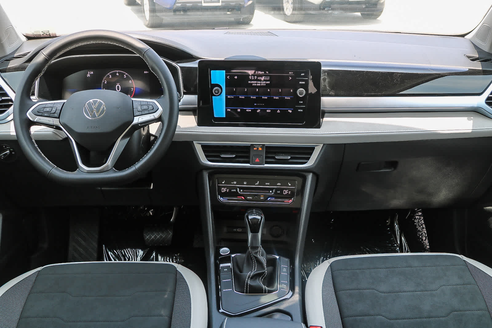 Vehicle image 17 of 40