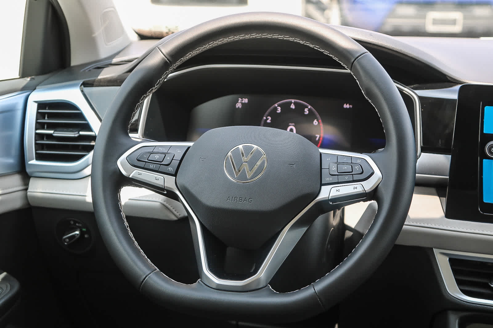 Vehicle image 38 of 40