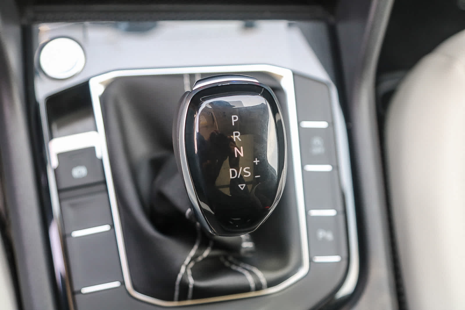 Vehicle image 36 of 40