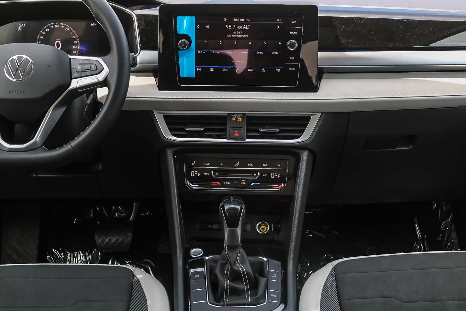 Vehicle image 18 of 40