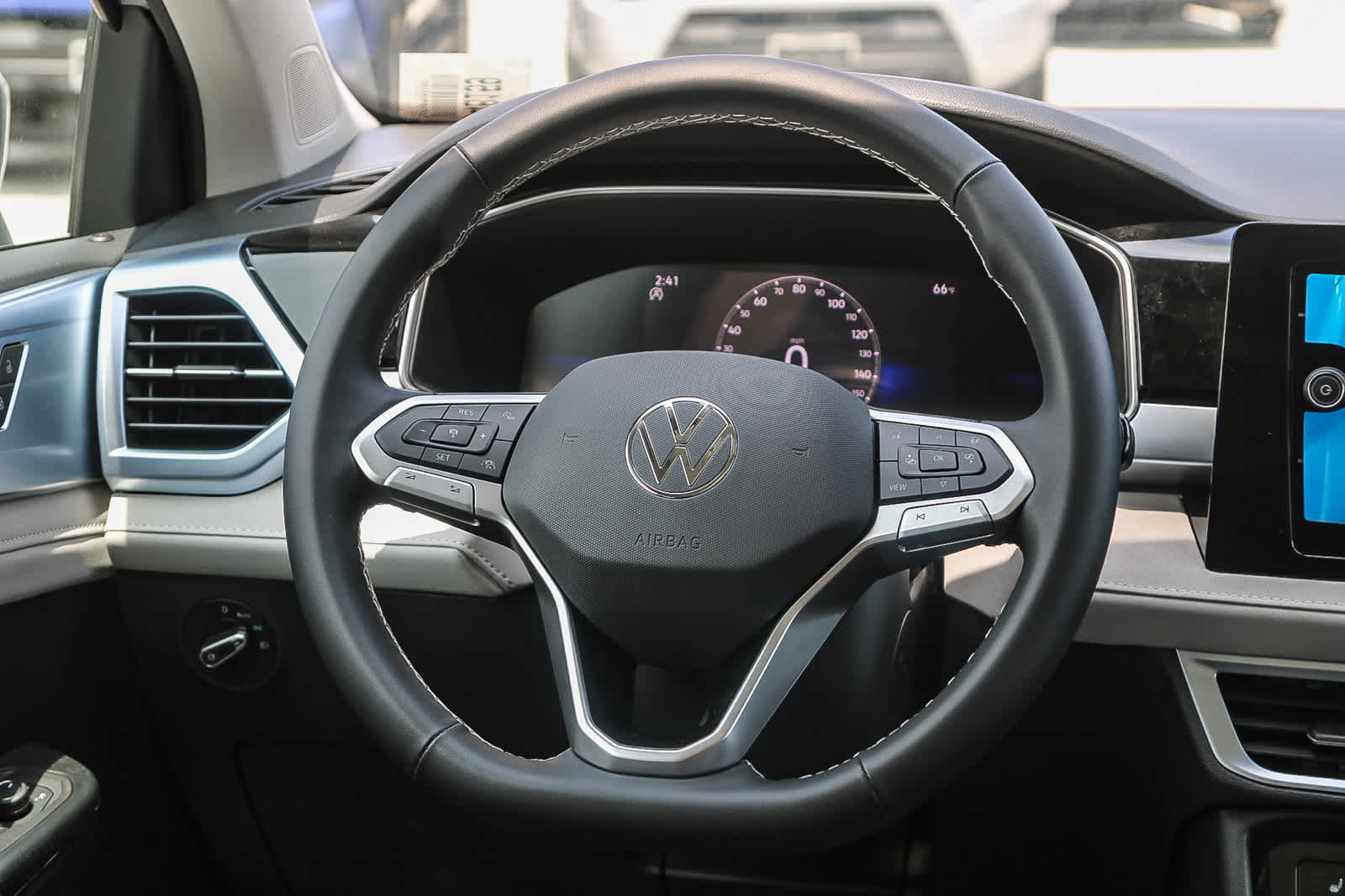 Vehicle image 33 of 40