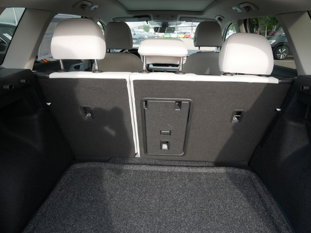 2025 Volkswagen Taos SE Image 4 of 13