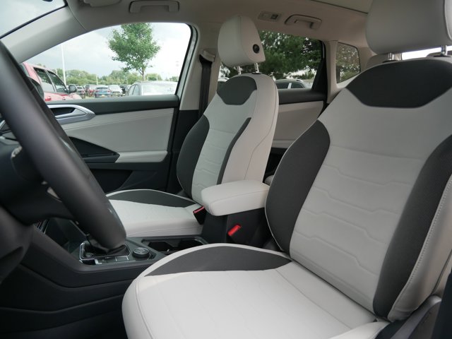 2025 Volkswagen Taos SE Image 6 of 13