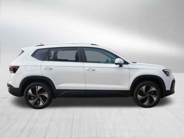 2025 Volkswagen Taos SE Image 2 of 13