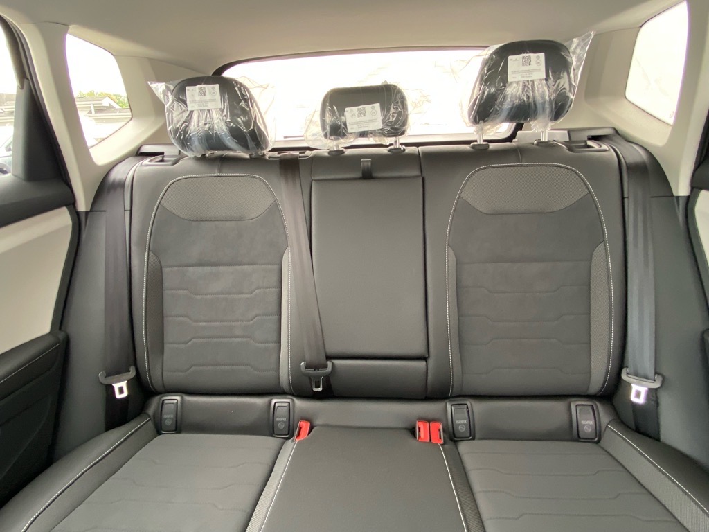 Vehicle image 11 of 12