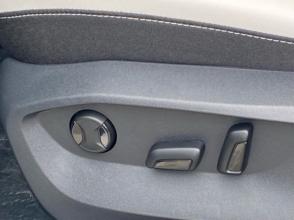 Vehicle image 5 of 12