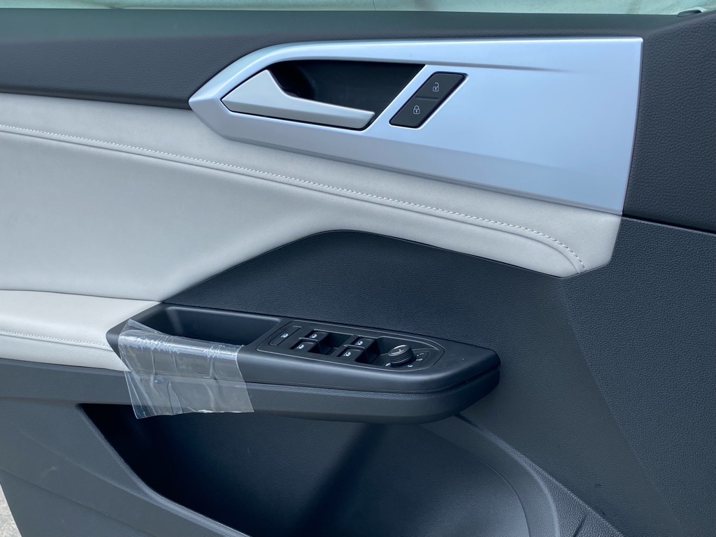 Vehicle image 11 of 13