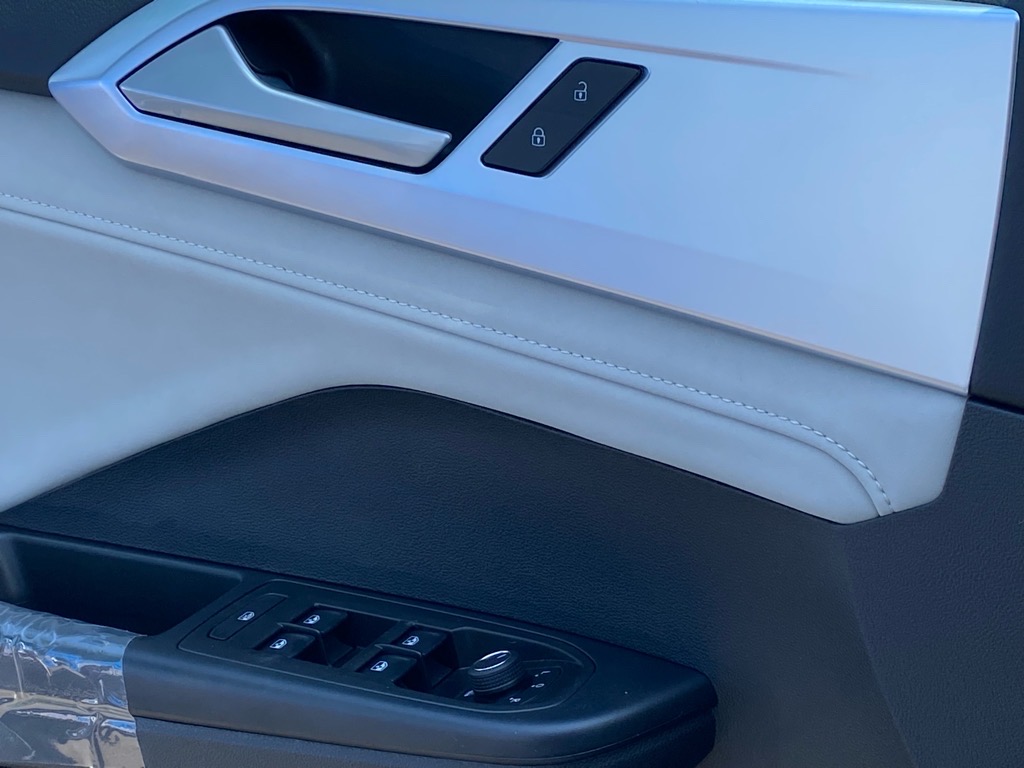 Vehicle image 11 of 12