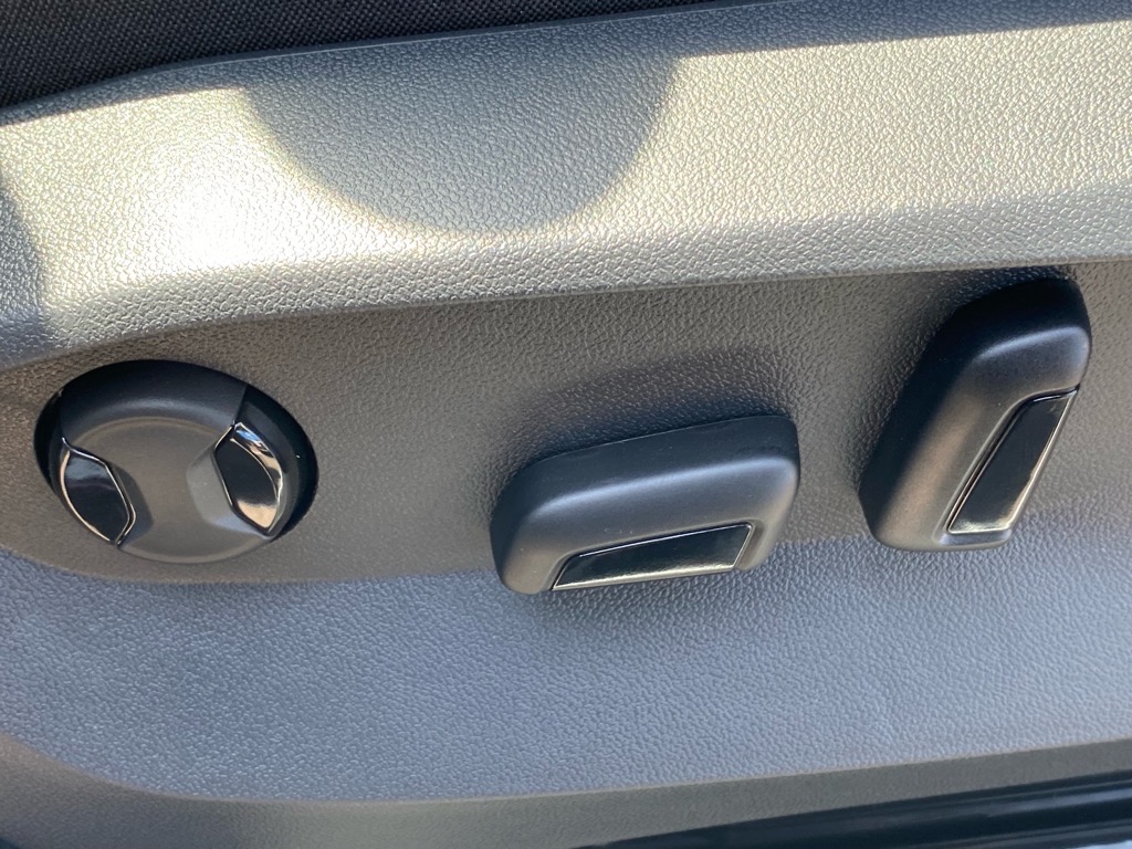 Vehicle image 7 of 12