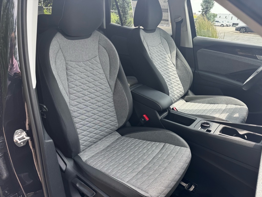 Vehicle image 13 of 35
