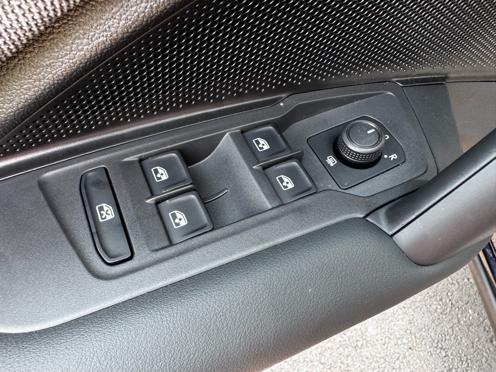 Vehicle image 28 of 35