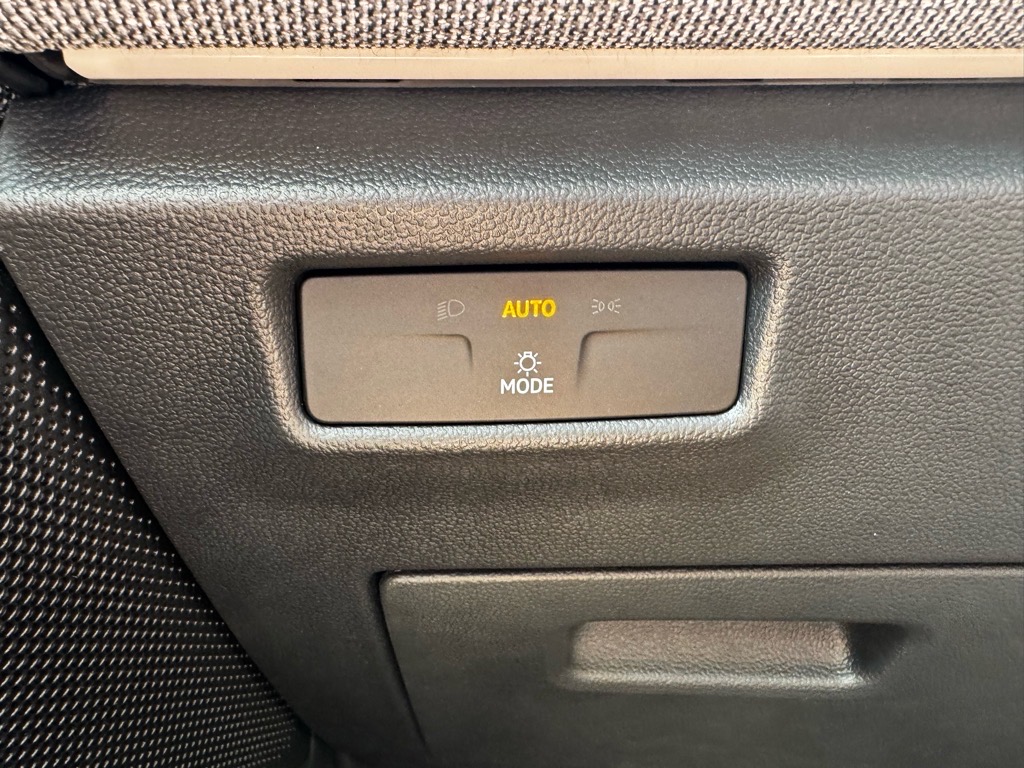 Vehicle image 33 of 35