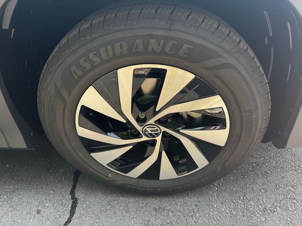 Vehicle image 10 of 35