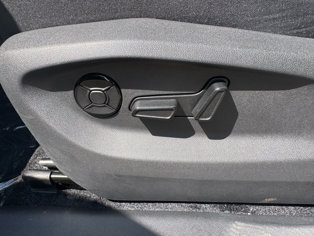Vehicle image 34 of 36