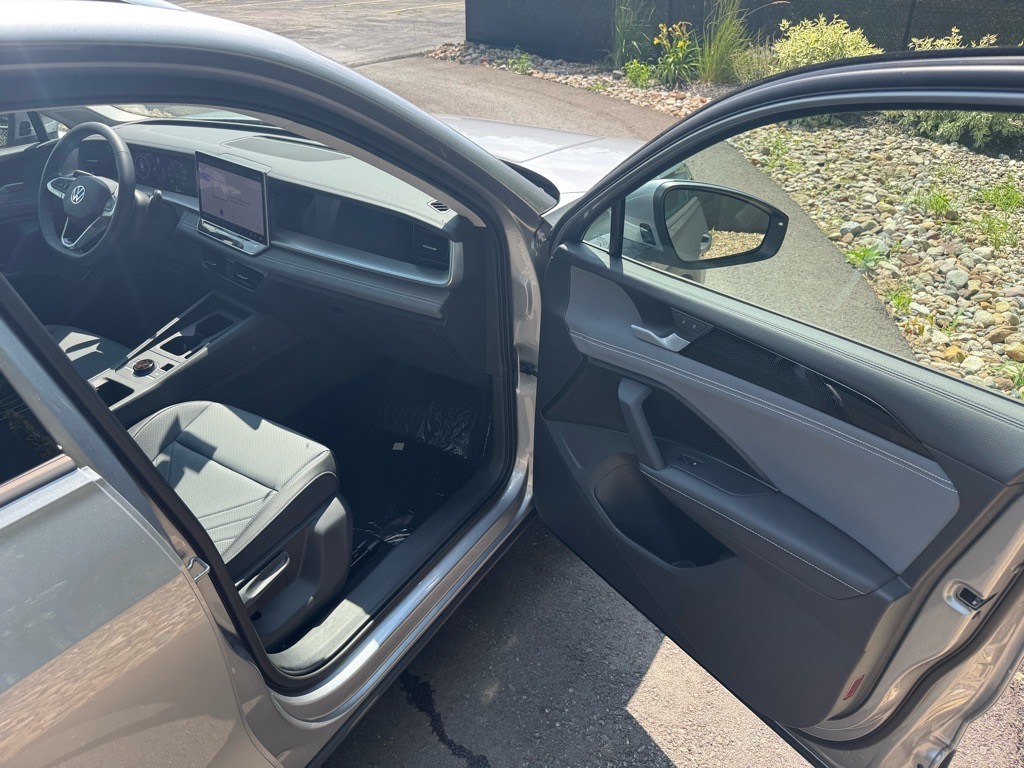 Vehicle image 21 of 36