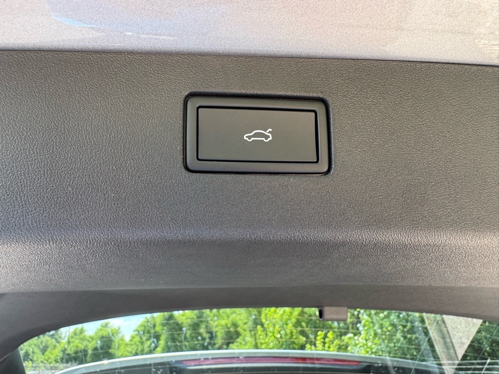 Vehicle image 33 of 36