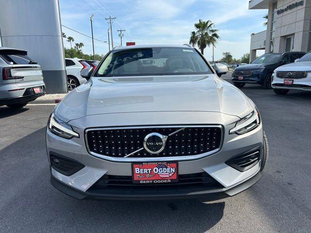 2025 Volvo V60 Cross Country Plus Image 2 of 22