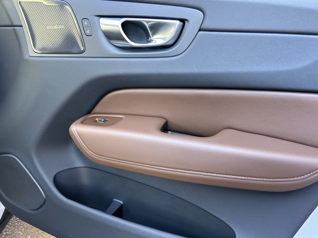 2025 Volvo XC60 Plug-In Hybrid Plus Image 22 of 30