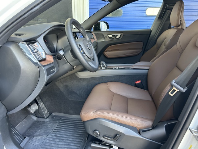 2025 Volvo XC60 Plug-In Hybrid Plus Image 27 of 30