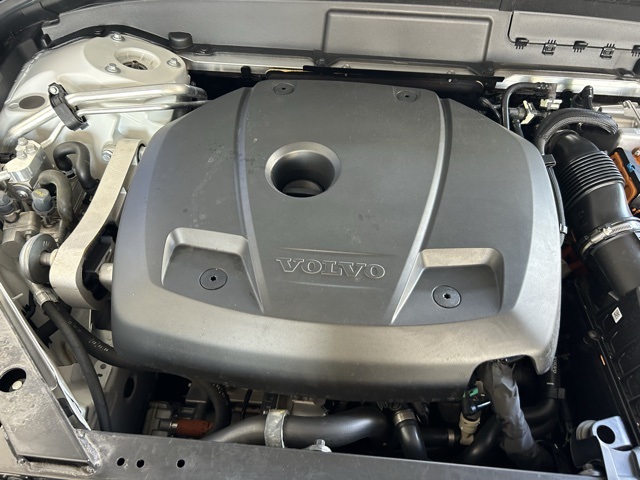 2025 Volvo XC60 Plug-In Hybrid Plus Image 6 of 30