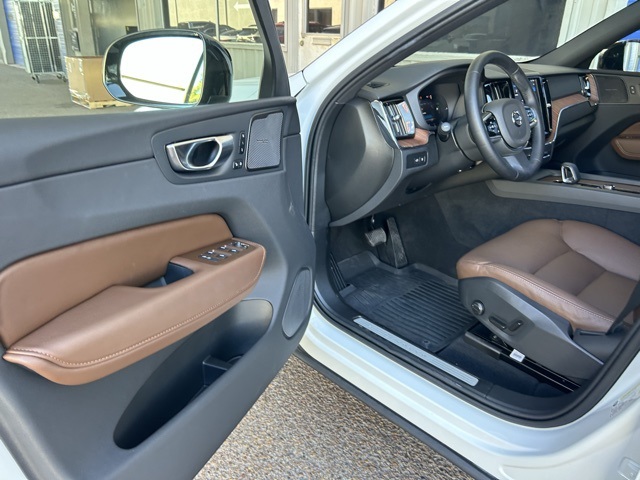 2025 Volvo XC60 Plug-In Hybrid Plus Image 17 of 30