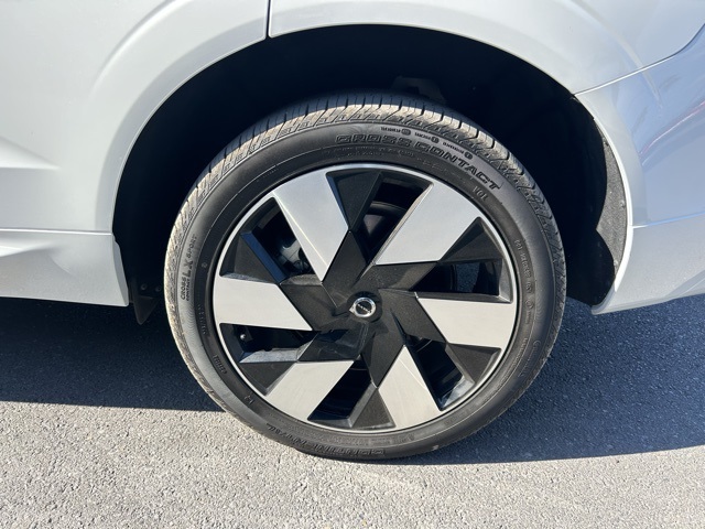 2025 Volvo XC60 Plug-In Hybrid Plus Image 7 of 30