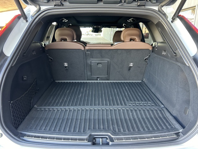 2025 Volvo XC60 Plug-In Hybrid Plus Image 8 of 30