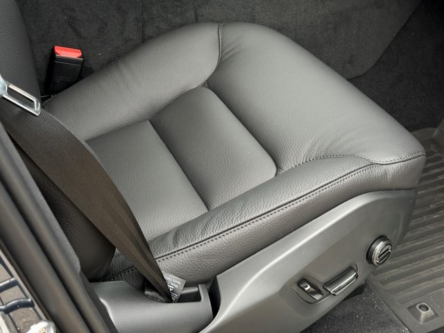 Vehicle image 11 of 28
