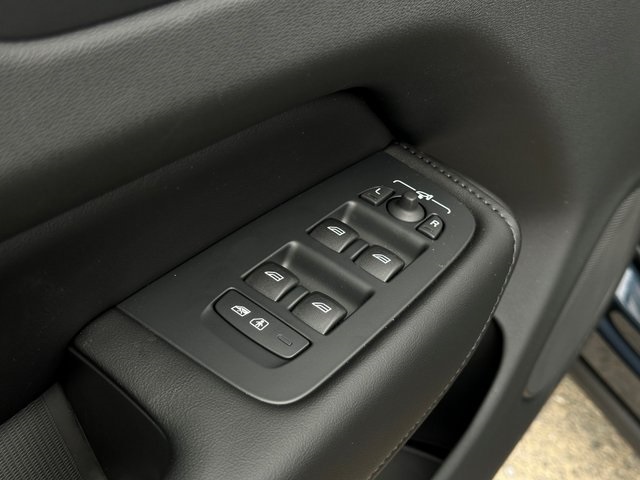 Vehicle image 16 of 28